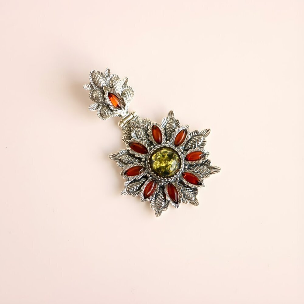 Baltic Green Amber Floral Pendant in Sterling Silver - Picture 4 of 7